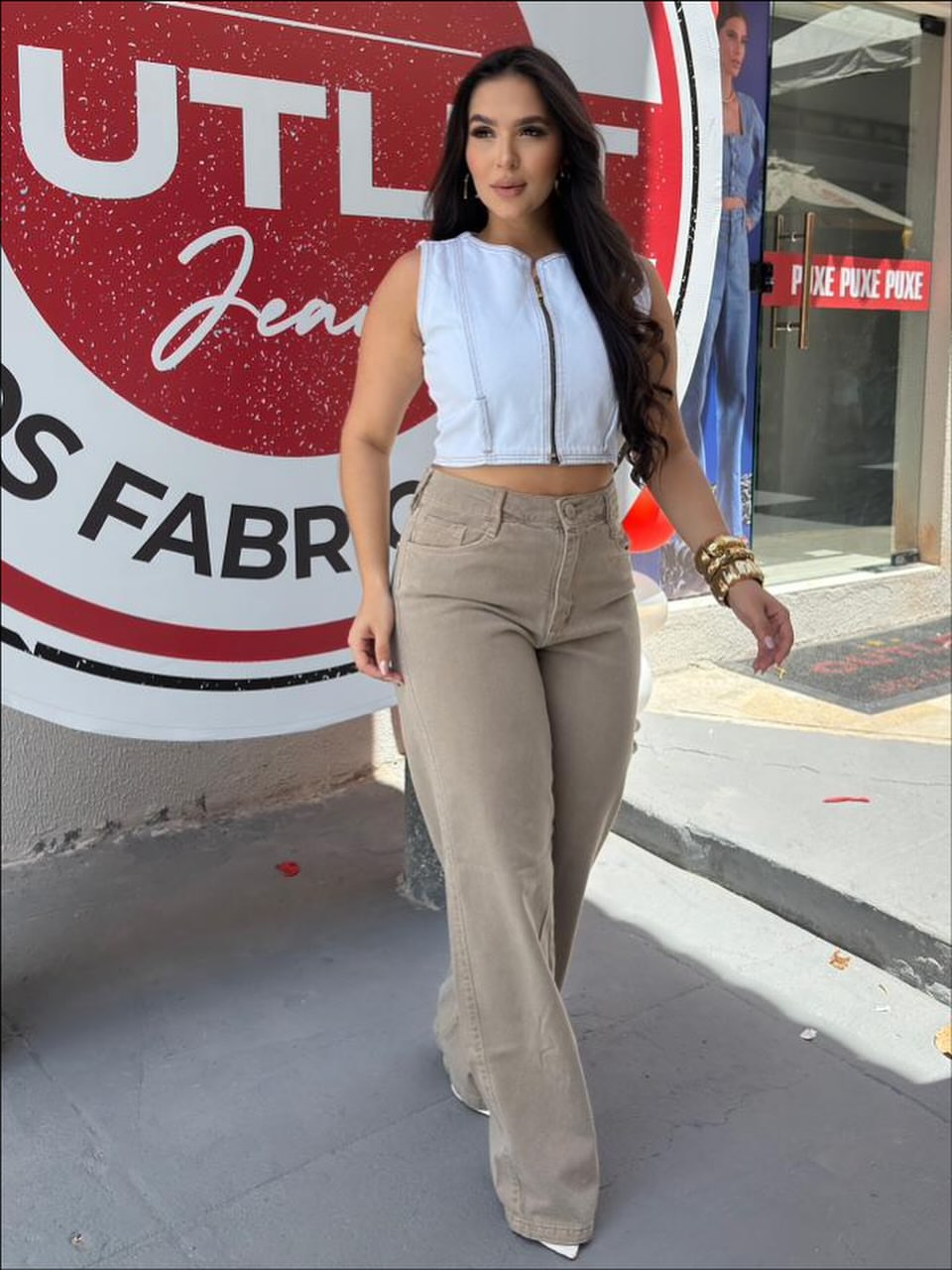 Look de jeans feminino com colete e calça wide leg do Outlet Jeans em Eusébio